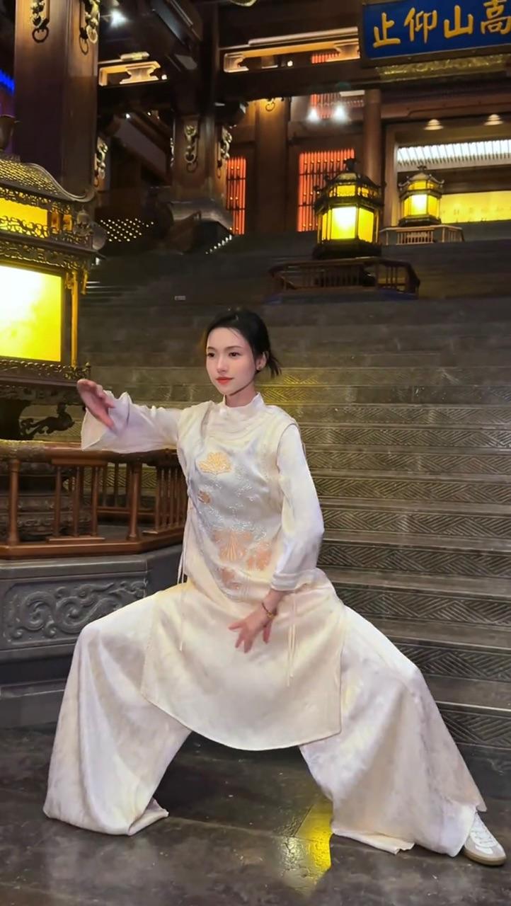 Refining The Spirit, Entering The Dao Through Tai Chi (Teacher YuanZhi)